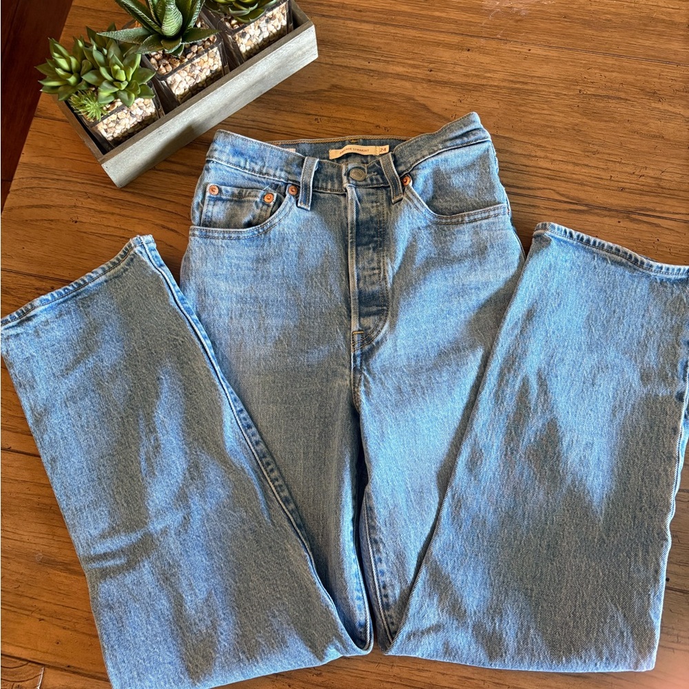 Like New!! Levi Woman’s Medium Wash Wedgie Straight Leg Jeans